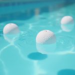 Balles filtrantes flottant dans une piscine avec une eau claire et propre.