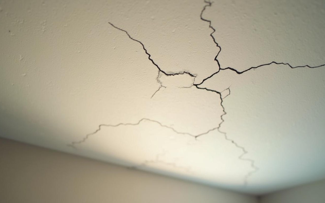 Plafond en Placo avec fissures visibles, ambiance nocturne