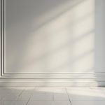 Intérieur moderne avec baguettes de transition entre le mur et le sol, design épuré.