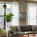 Intérieur d'un appartement moderne avec fenêtres ouvertes, suggérant une odeur de cannabis.
